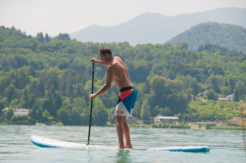 Stand Up Paddling Fun im Sommer